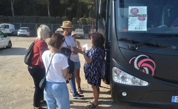 Un centenar de festivaleros se suben al Bus del Vino en busca de experiencias enoturísticas
