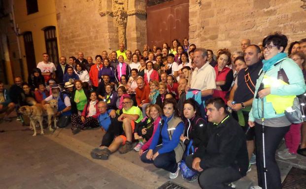 Un centenar de andarines participan en la marcha nocturna jacobea