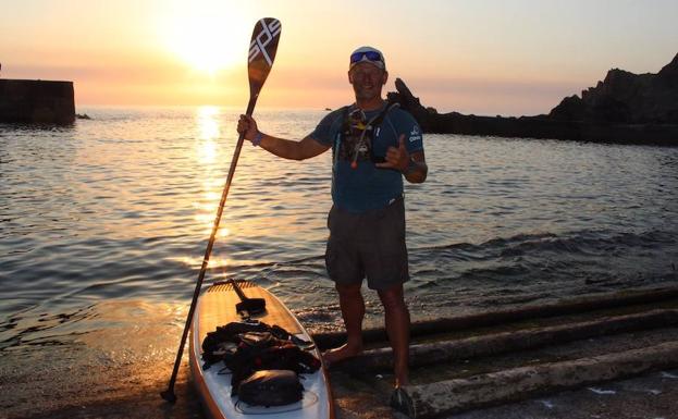 Antonio de la Rosa prosigue su vuelta a la península en paddle-surf