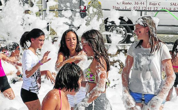 La alianza festiva entre peñas y espuma toma el mando