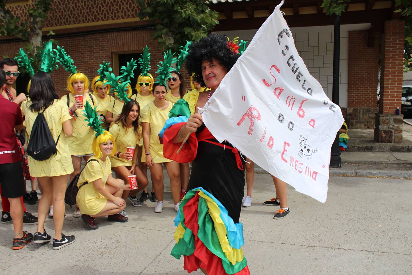 Las peñas animan las fiestas de Coca