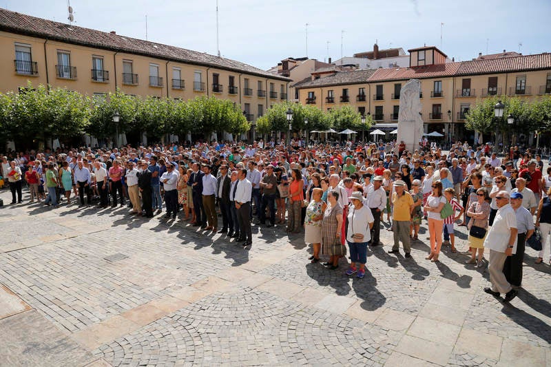 Cientos de palentinos muestran sus repulsa por los atentados de Barcelona y Cambrils