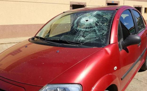 Agreden a una mujer y atacan su coche con un hacha en Pajares de los Oteros
