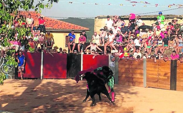 La novillada y los recortes protagonizan un día festivo con gran afluencia de público