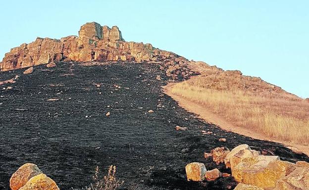 Un incendio afecta a unas 12 hectáreas en el sitio histórico de la Batalla de Arapiles