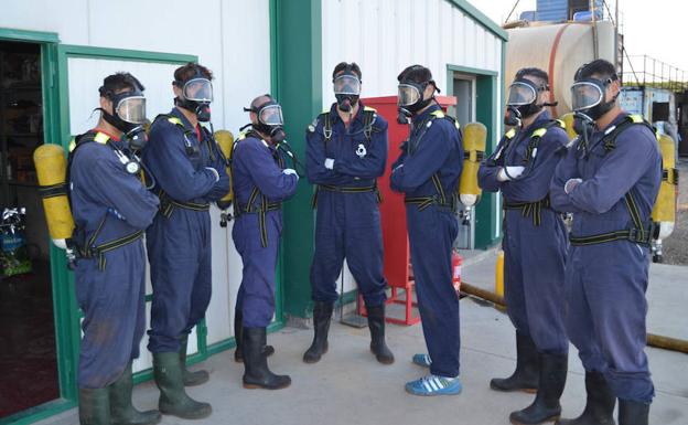 Los jugadores del Recoletas Atlético Valladolid aprenden a extinguir incendios