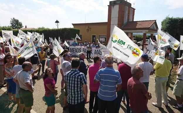 La Alianza UPA-COAG se manifiesta en Villardeciervos contra la presión de la fauna en el campo