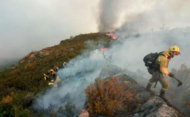 Herrera acude a la 'zona cero' del incendio de La Cabrera