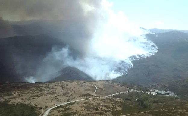 Desciende el riesgo de que el fuego de Encinedo alcance núcleos de población