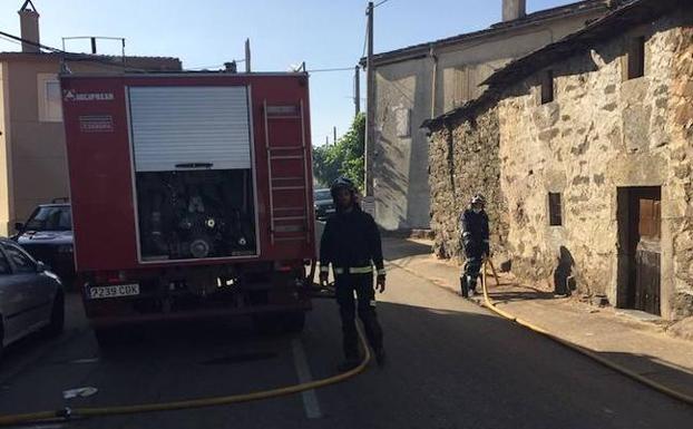 Un incendio en Figueruela de Arriba quema huertos, naves ganaderas y pajares, y obliga a evacuar un camping