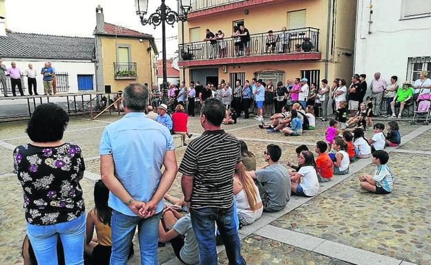 La localidad serrana honra a Melchor Sánchez durante el pregón de sus fiestas patronales