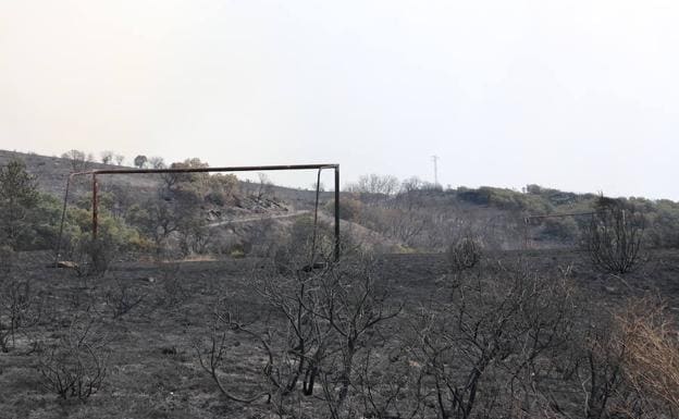 El fuego consume a la comarca leonesa de La Cabrera