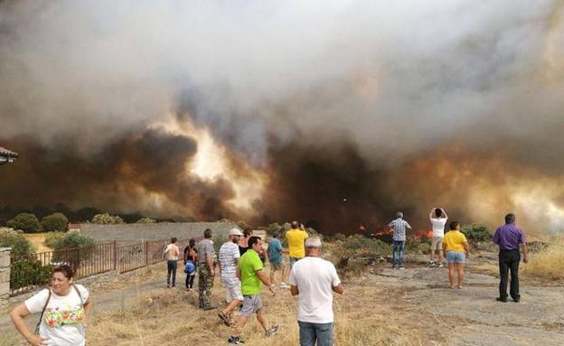 El fuego mantiene en vilo a Fermoselle al amenazar el casco urbano del pueblo