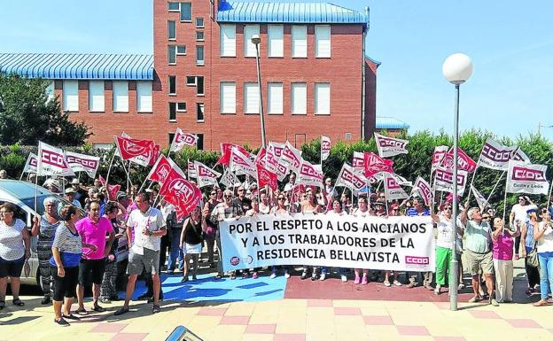 Multitudinaria protesta ante las puertas de la residencia de mayores