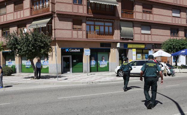 Detenidos los autores del atraco en la sucursal de CaixaBank de Dueñas