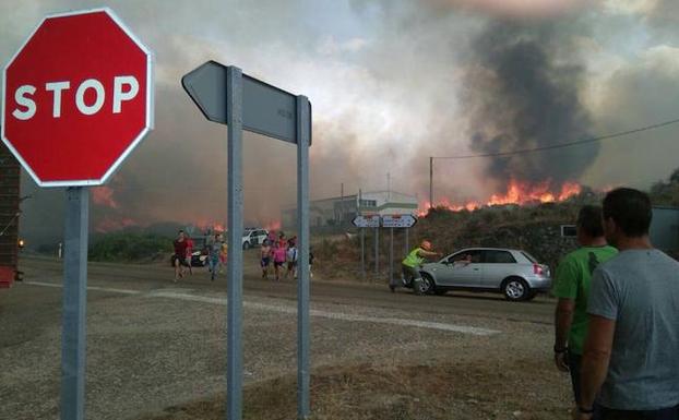 El fuego de Fermoselle salta a la provincia de Salamanca y a Portugal