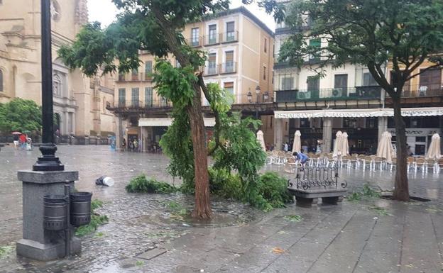 Los bomberos de Segovia atienden en diez minutos doce avisos por la tormenta