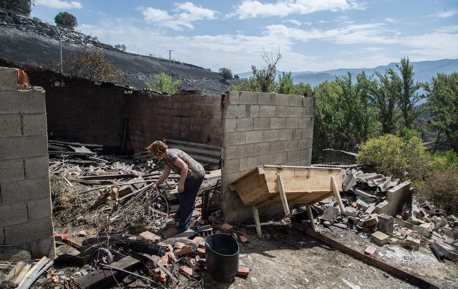 Los vecinos de Santa Eulalia, desolados ante el fuego de La Cabrera