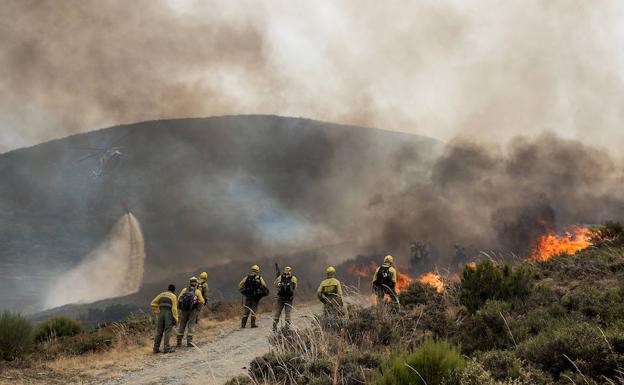 Tensión entre vecinos y brigadistas en un incendio