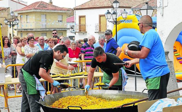 Una paella popular y el Gran Prix de las peñas marcan el domingo festivo en el pueblo