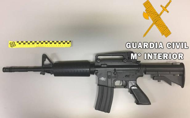Sorprenden a un joven de 20 años con una réplica de un fusil de asalto en Alba de Tormes
