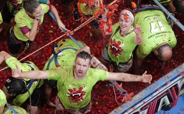 La lluvia da tregua para que Buñol se tiña de rojo un año más con la Tomatina