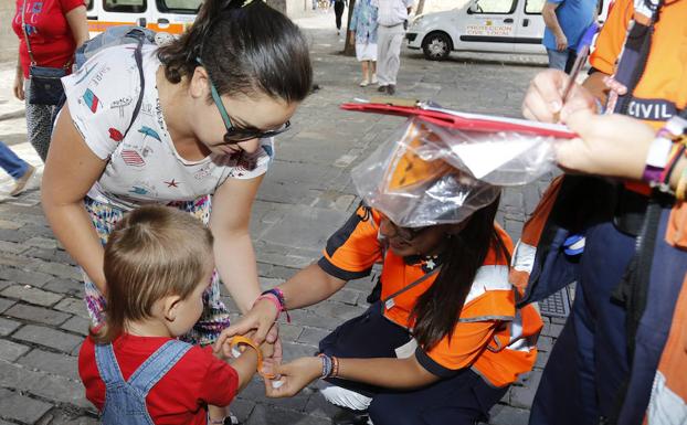 Protección Civil distribuye pulseras para que los niños no se pierdan