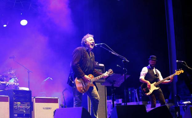 La lluvia no puede con Revólver