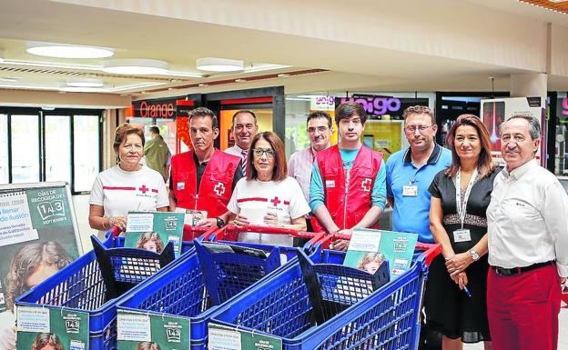 Cruz Roja y Carrefour recogen material escolar para ayudar a más de 400 familias