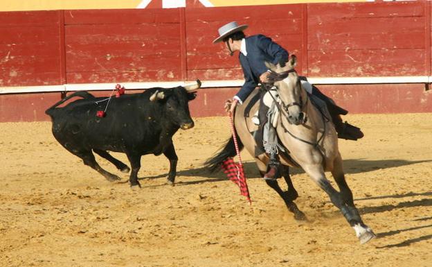 La terna de rejones sale a hombros en el festejo aplazado en Cuéllar