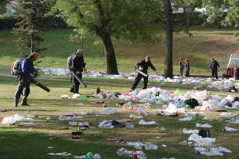 Las zonas ajardinadas acumulan 60 toneladas de basuras en dos jornadas de las ferias