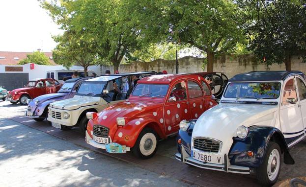 Amigos del 2CV reúne a 90 conductores en Segovia