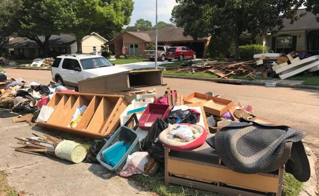 Los habitantes de Houston empiezan a recuperar lo que queda de sus hogares