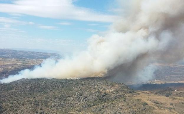 Baja peligro del incendio de Fermoselle y se restablece el fluido eléctrico