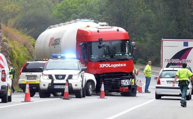 El vehículo accidentado en Pancorbo cruzó la línea continua