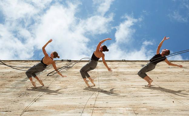 Danza vertical de Delrevés para abrir el Festival de Teatro