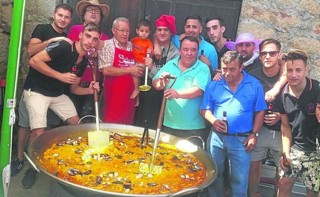 Una multitudinaria paella para 300 personas abre las fiestas en honor a la Virgen de la Cuesta