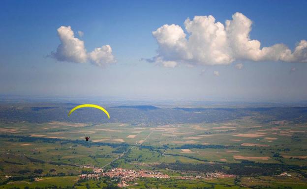 Muere un parapentista salmantino en el puerto de Peña Ñegra