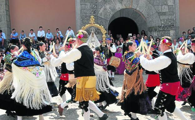 Emotivo y caluroso ofertorio a Nuestra Señora de la Cuesta en su día