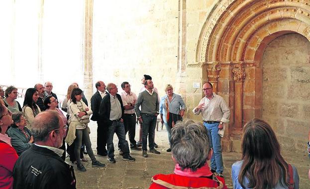 La catedral redescubre su origen románico en una visita temática