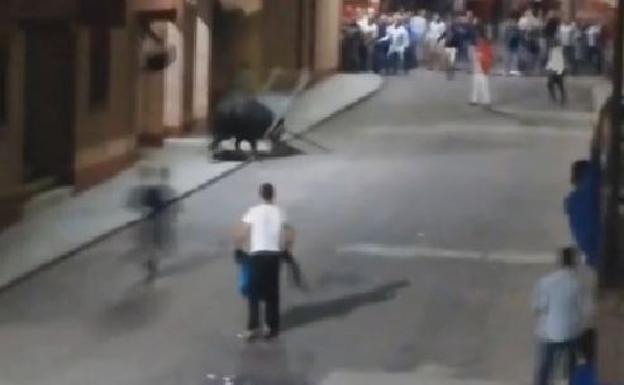 Pánico en Alaejos con un toro que levantó las talanqueras del encierro