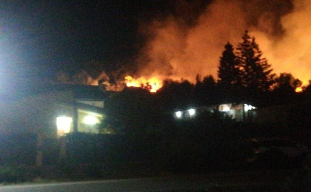 Un incendio en la provincia de Ávila obliga a desalojar varias casas