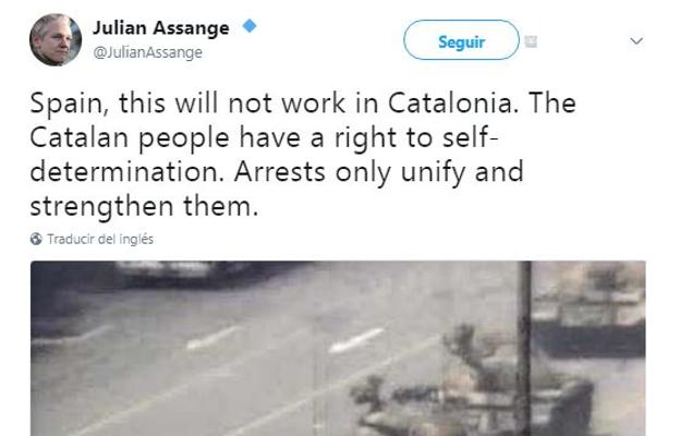 Cataluña enfrenta a Pérez-Reverte y a Julian Assange