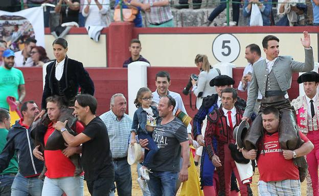 Puerta Grande para Manzanares y Lea Vicens en los rejones de Valladolid