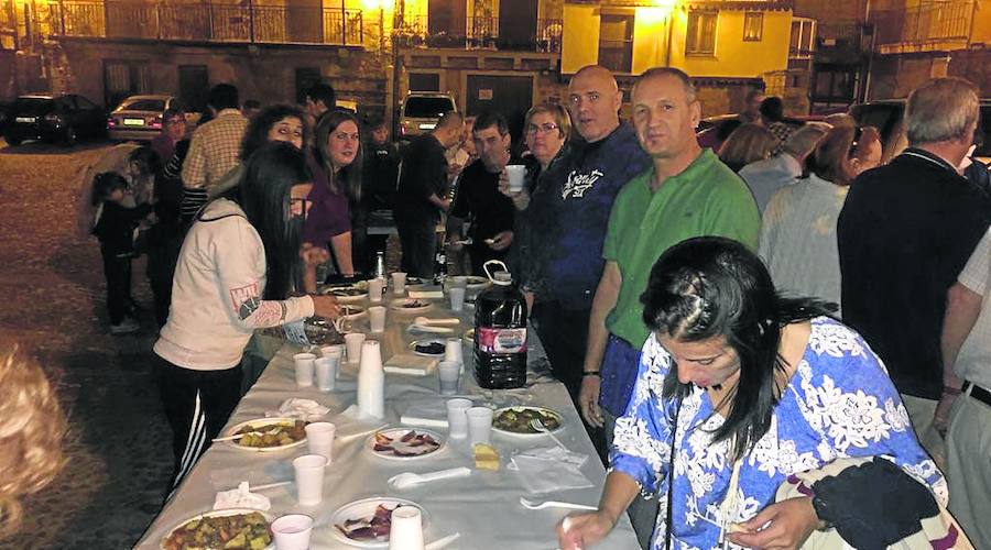 Una multitudinaria cena en el centro del pueblo clausura las fiestas de la Virgen de la Cuesta