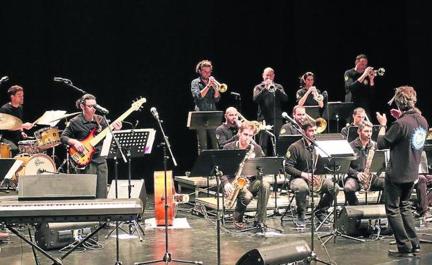 El jazz y el swing llenarán esta noche la Plaza Mayor de mano de la Big Band de la Universidad