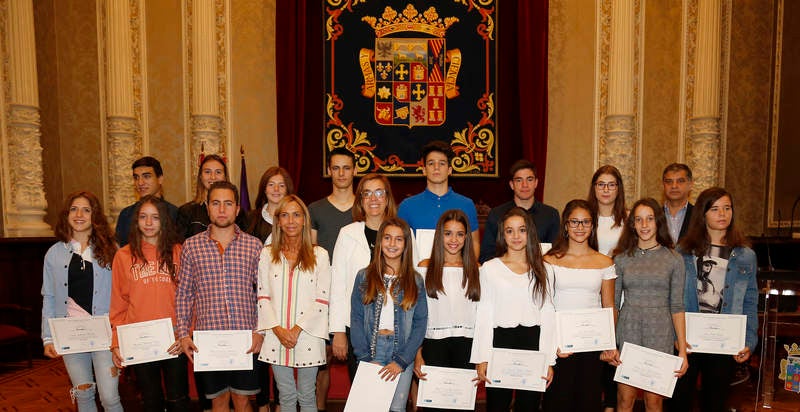 La Diputación entrega las becas a los jóvenes deportistas palentinos