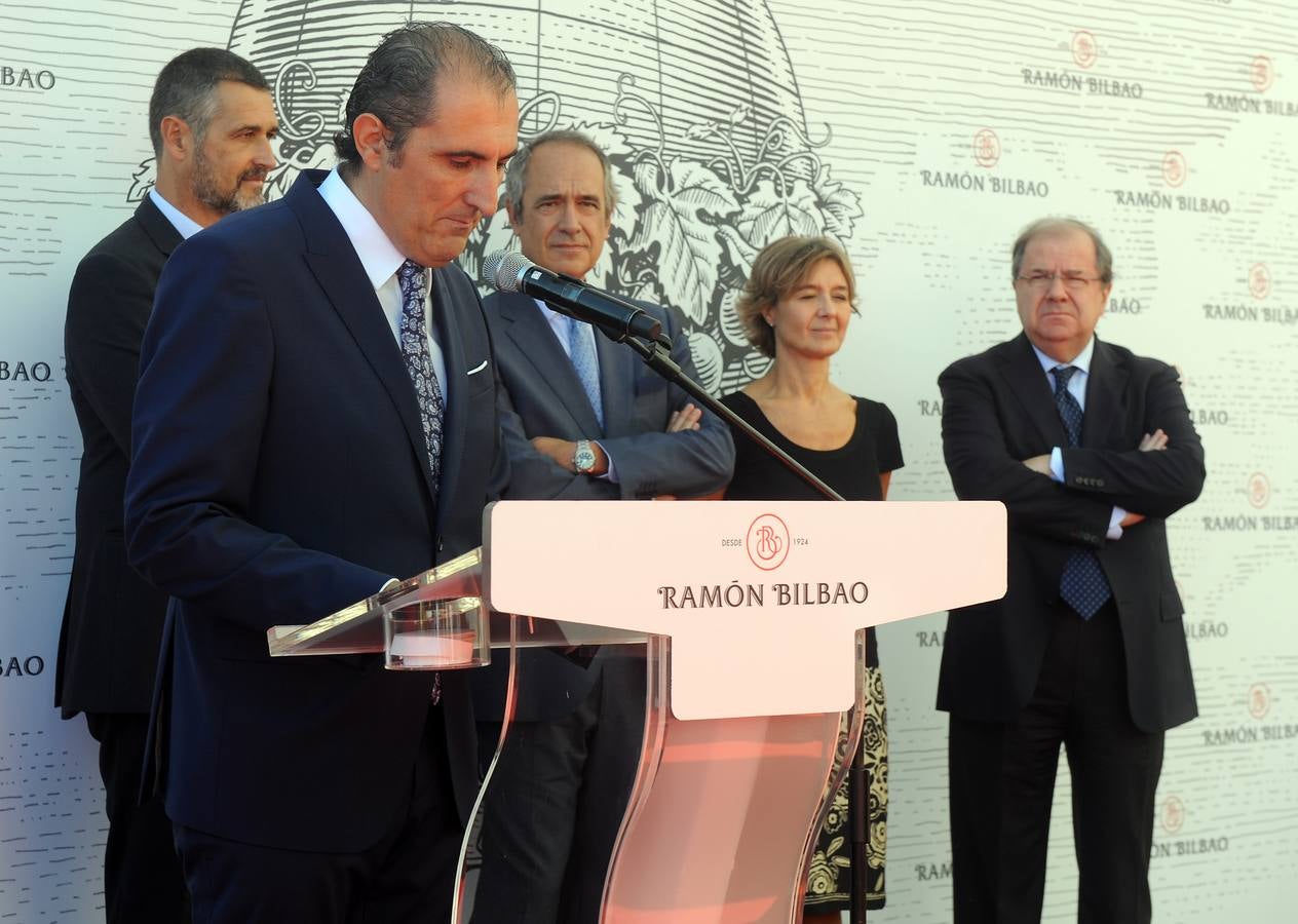 La ministra Tejerina inaugura la nueva bodega Ramón Bilbao en Rueda