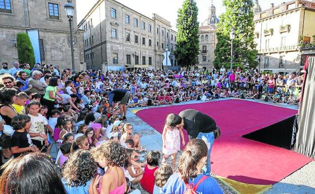 Jornada de puertas abiertas y arte en la calle para animar la jornada