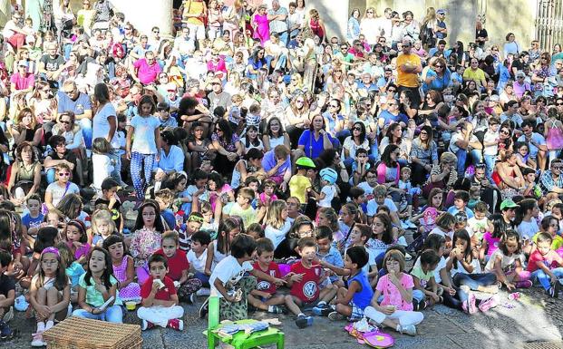 El Festival de Artes de Calle anima la ciudad que hoy celebrará la Gala de los Mayores